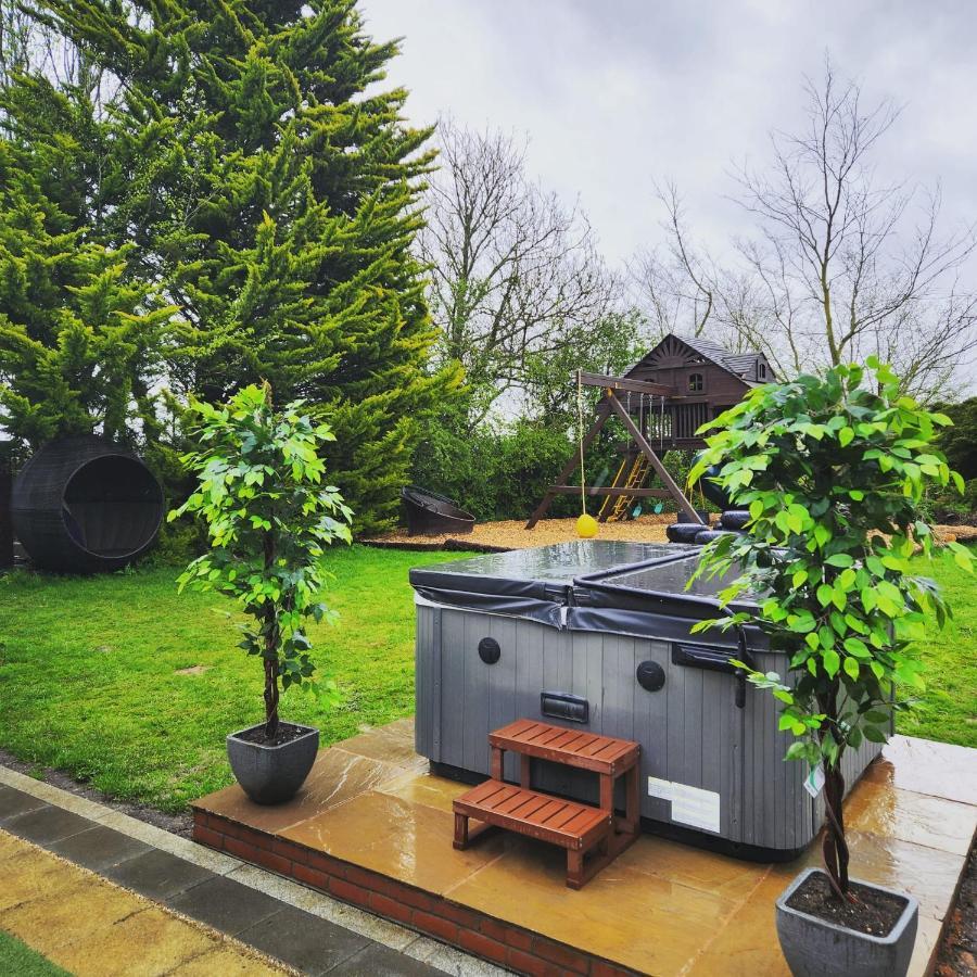 Deluxe 2 Bed Versace Bungalow Hot Tub, Sky Tv, Cinema Screen Saffron Walden Kültér fotó