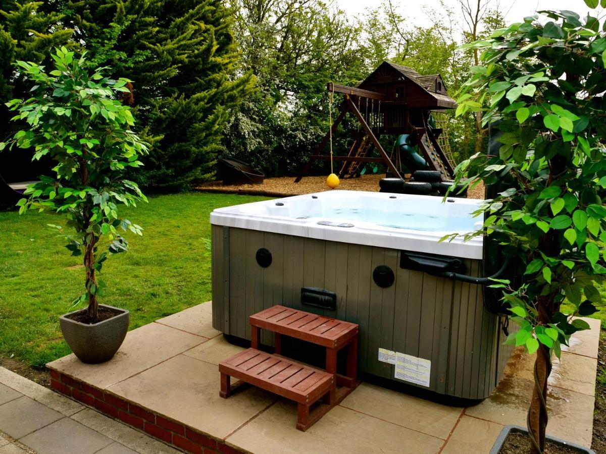 Deluxe 2 Bed Versace Bungalow Hot Tub, Sky Tv, Cinema Screen Saffron Walden Kültér fotó