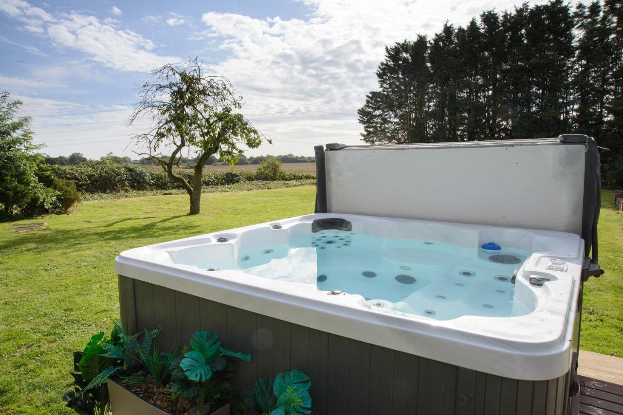 Deluxe 2 Bed Versace Bungalow Hot Tub, Sky Tv, Cinema Screen Saffron Walden Kültér fotó