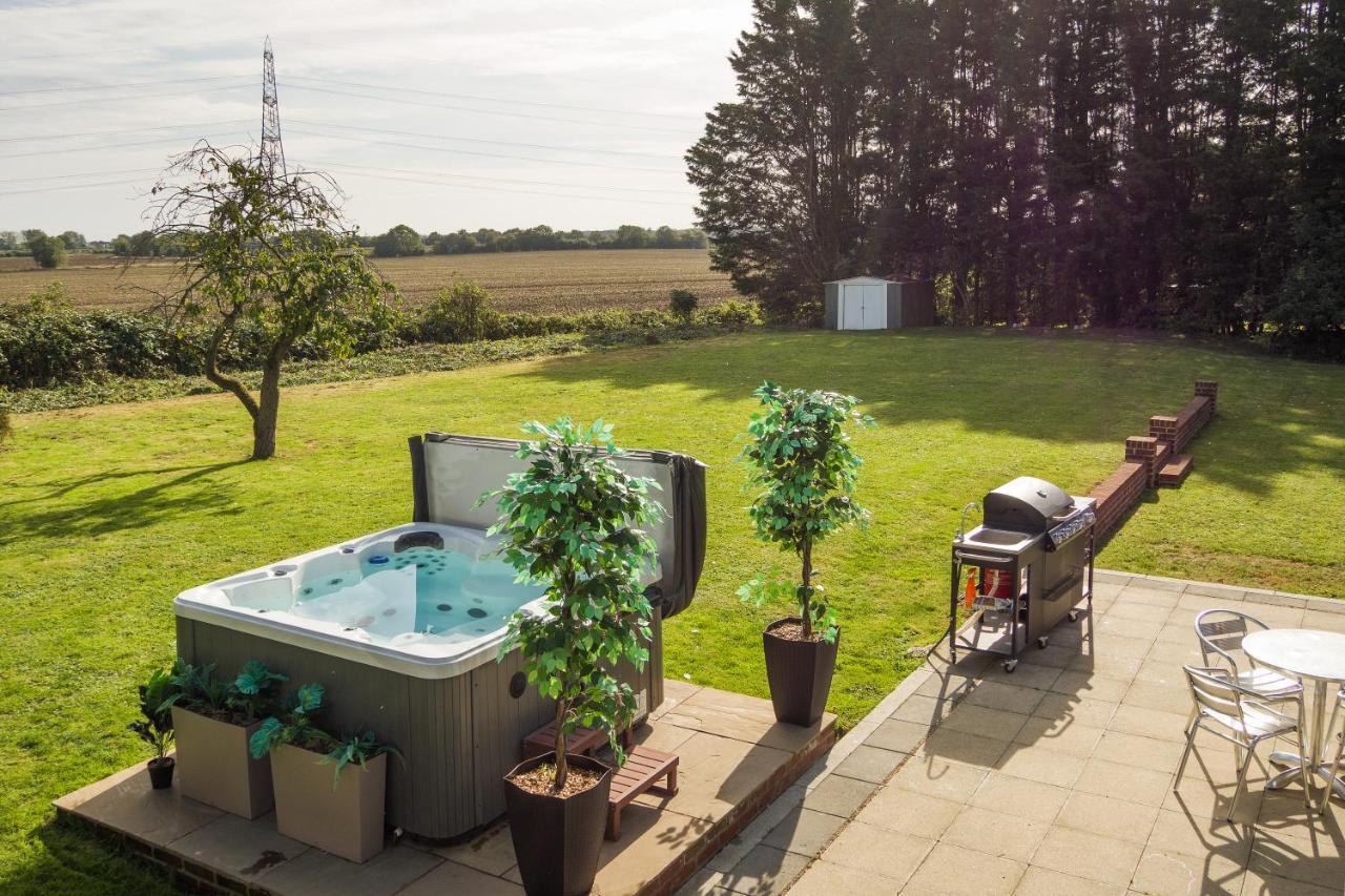 Deluxe 2 Bed Versace Bungalow Hot Tub, Sky Tv, Cinema Screen Saffron Walden Kültér fotó