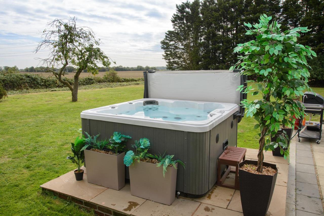 Deluxe 2 Bed Versace Bungalow Hot Tub, Sky Tv, Cinema Screen Saffron Walden Kültér fotó